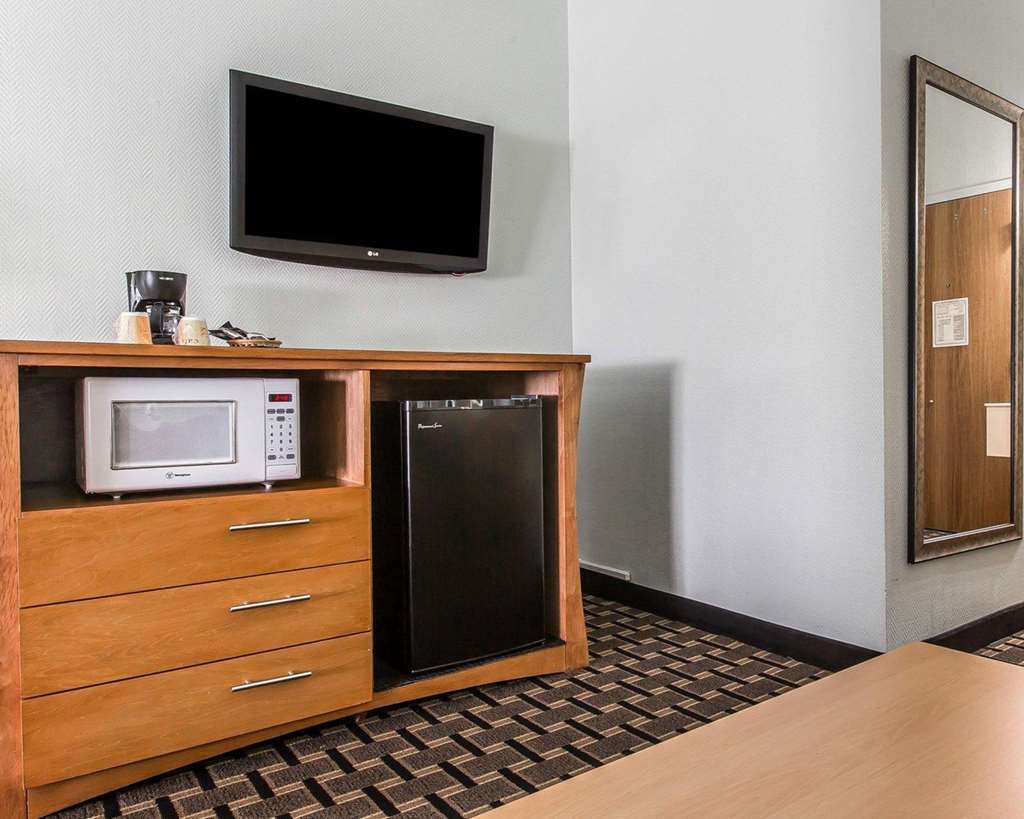 Quality Inn & Suites Near I-480 And I-29 كاونسيل بلافز الغرفة الصورة